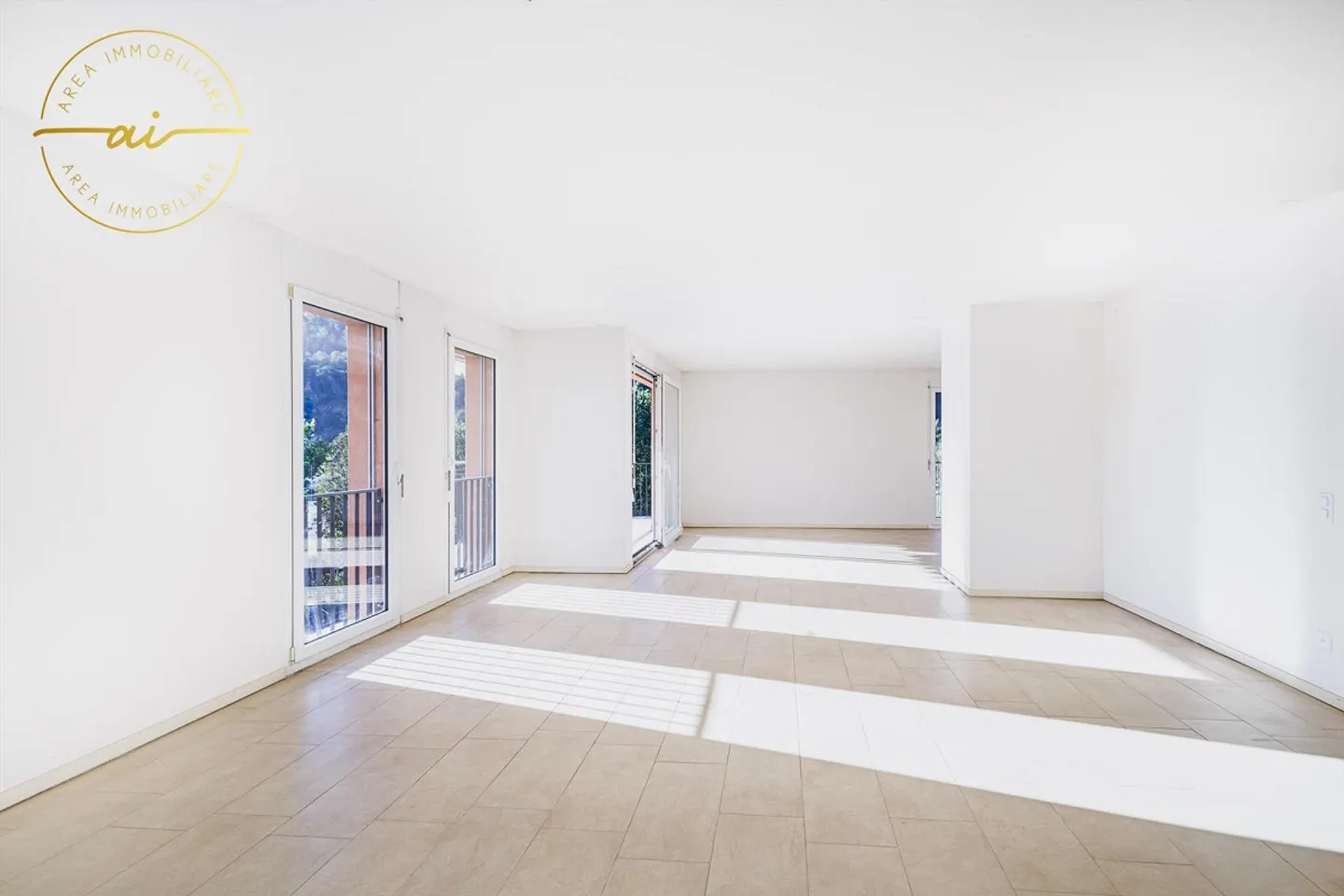 HELLER PENTHOUSE MIT 5 ZIMMERN UND GROSSER TERRASSE IN CHIASSO - Foto 12 von 13