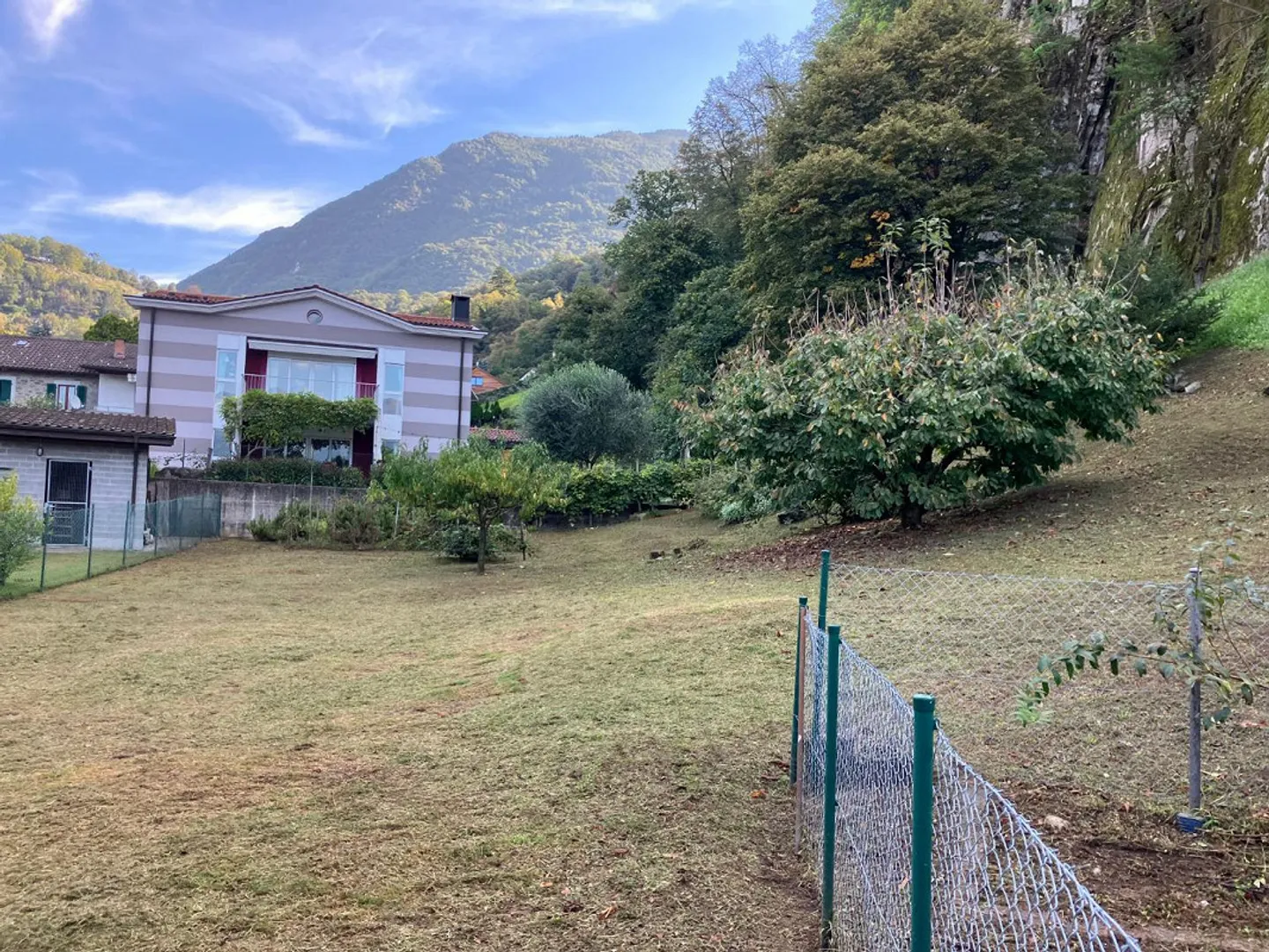 Terreno edificabile di 1055 m2 in una posizione tranquilla con bella vista - Foto 1 di 10