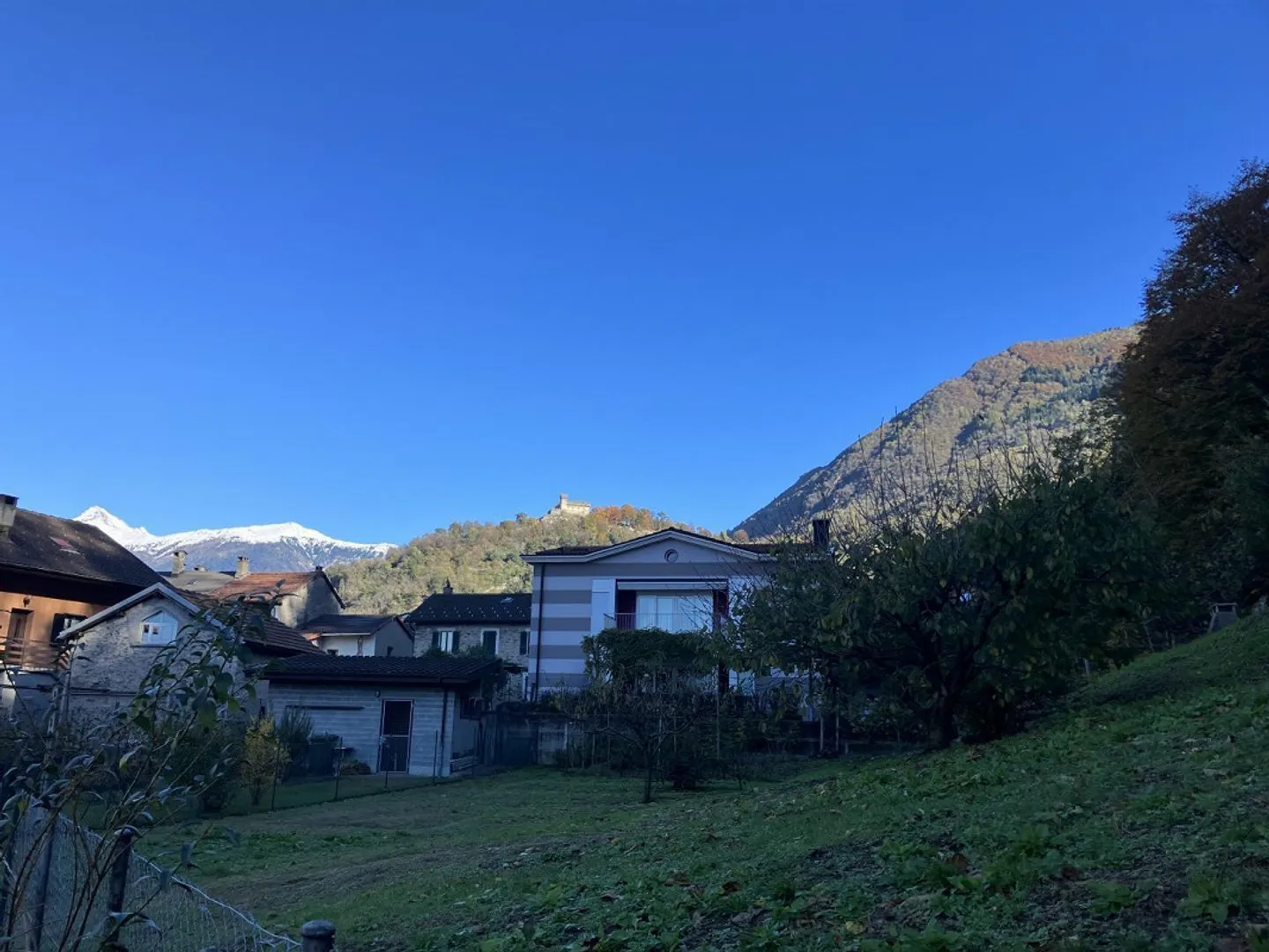 Terreno edificabile di 1055 m2 in una posizione tranquilla con bella vista - Foto 8 di 10