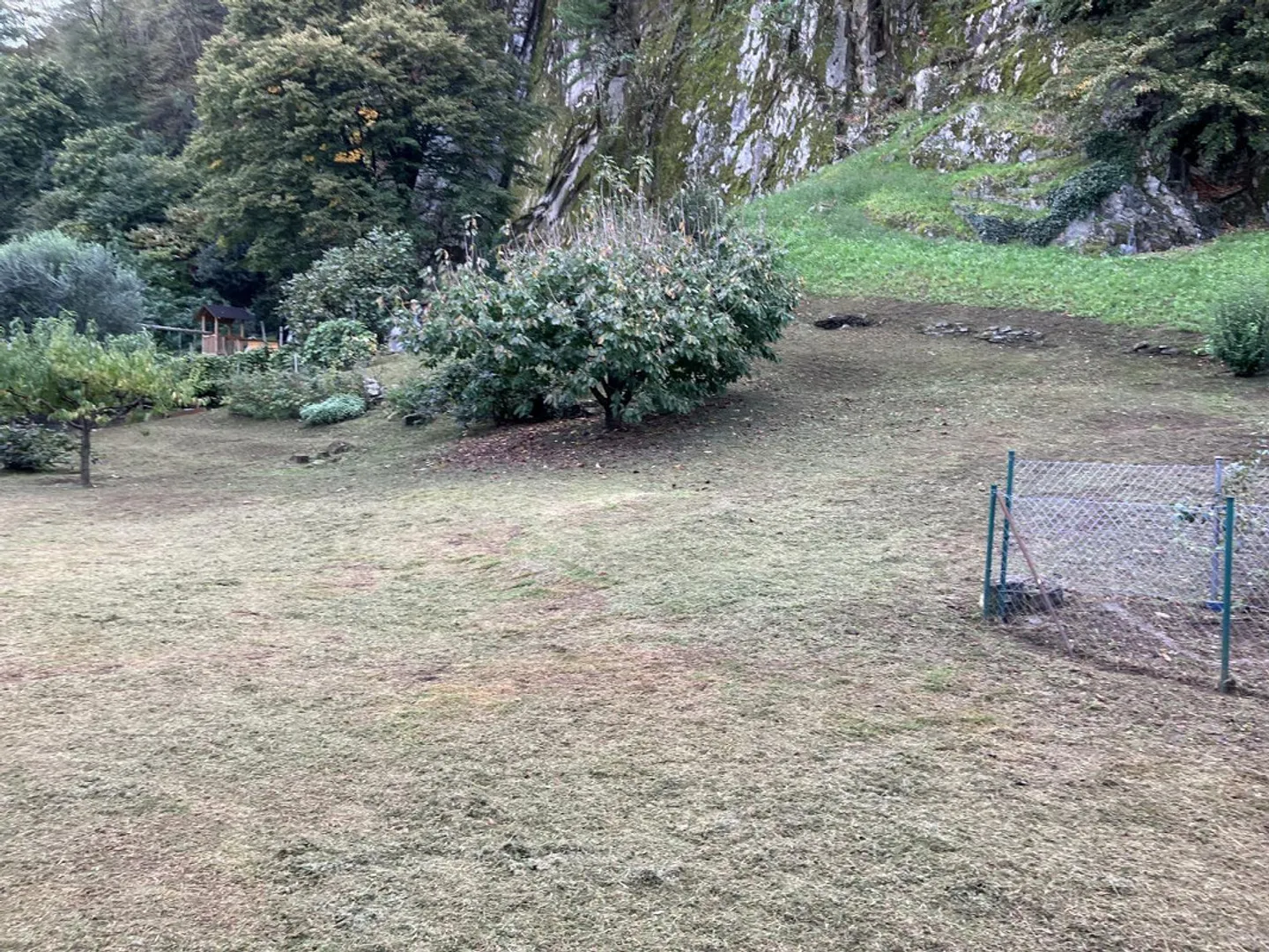 Terreno edificabile di 1055 m2 in una posizione tranquilla con bella vista - Foto 2 di 10