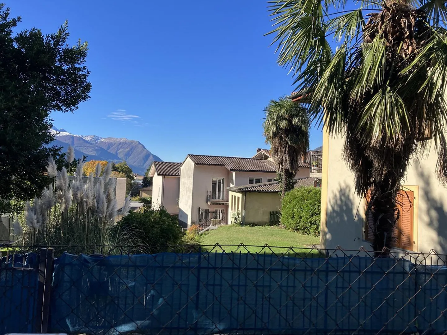 Terreno edificabile di 1055 m2 in una posizione tranquilla con bella vista - Foto 6 di 10