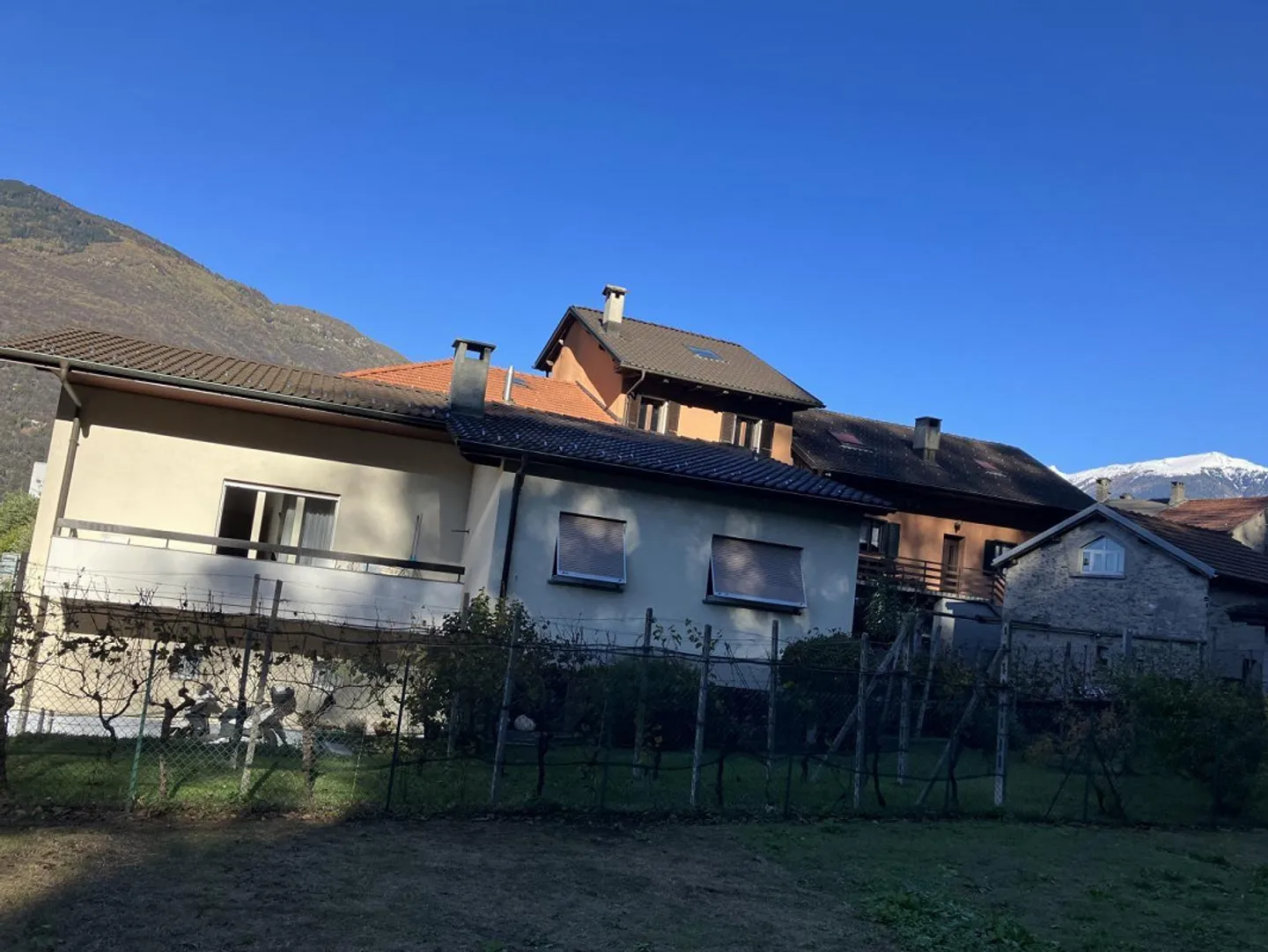Terreno edificabile di 1055 m2 in una posizione tranquilla con bella vista - Foto 7 di 10