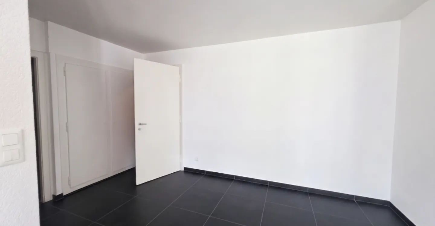 Appartement rénové avec balcon - Photo 1 sur 2