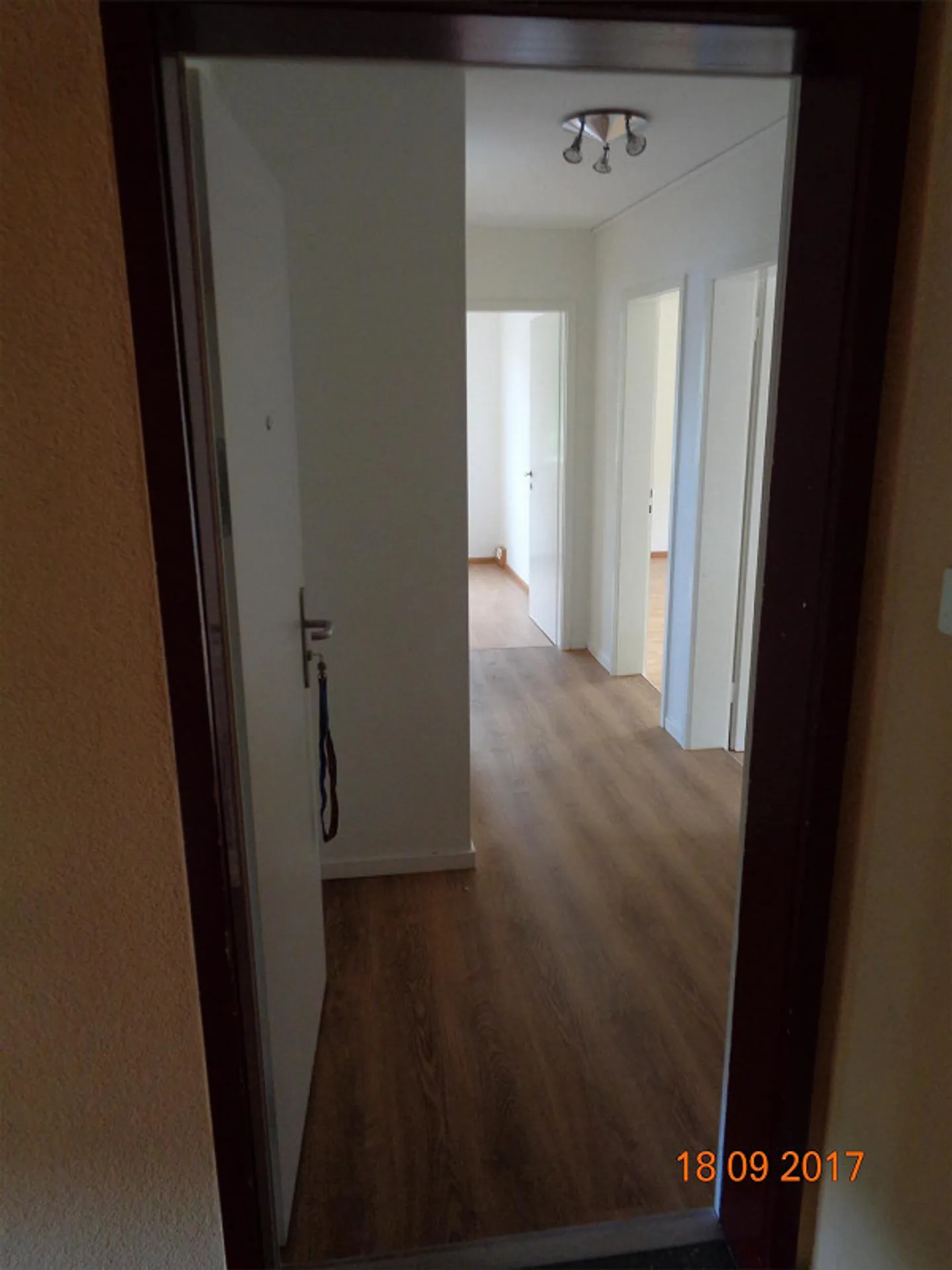 Charmante appartement ancien de 3 pièces avec balcon à Münchenstein - Photo 4 sur 8