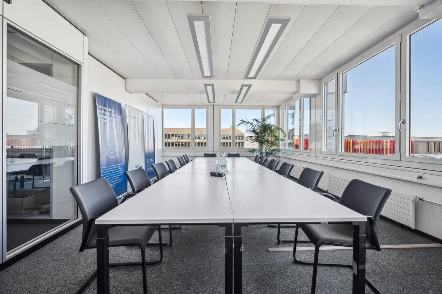 Spazio ufficio centrale con struttura flessibile - Foto 3 di 11