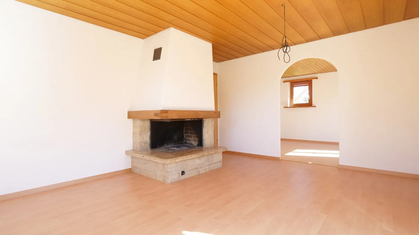 5 1/2-Room Single-Family House with Great Expansion and Development Potential - Photo 2 of 21