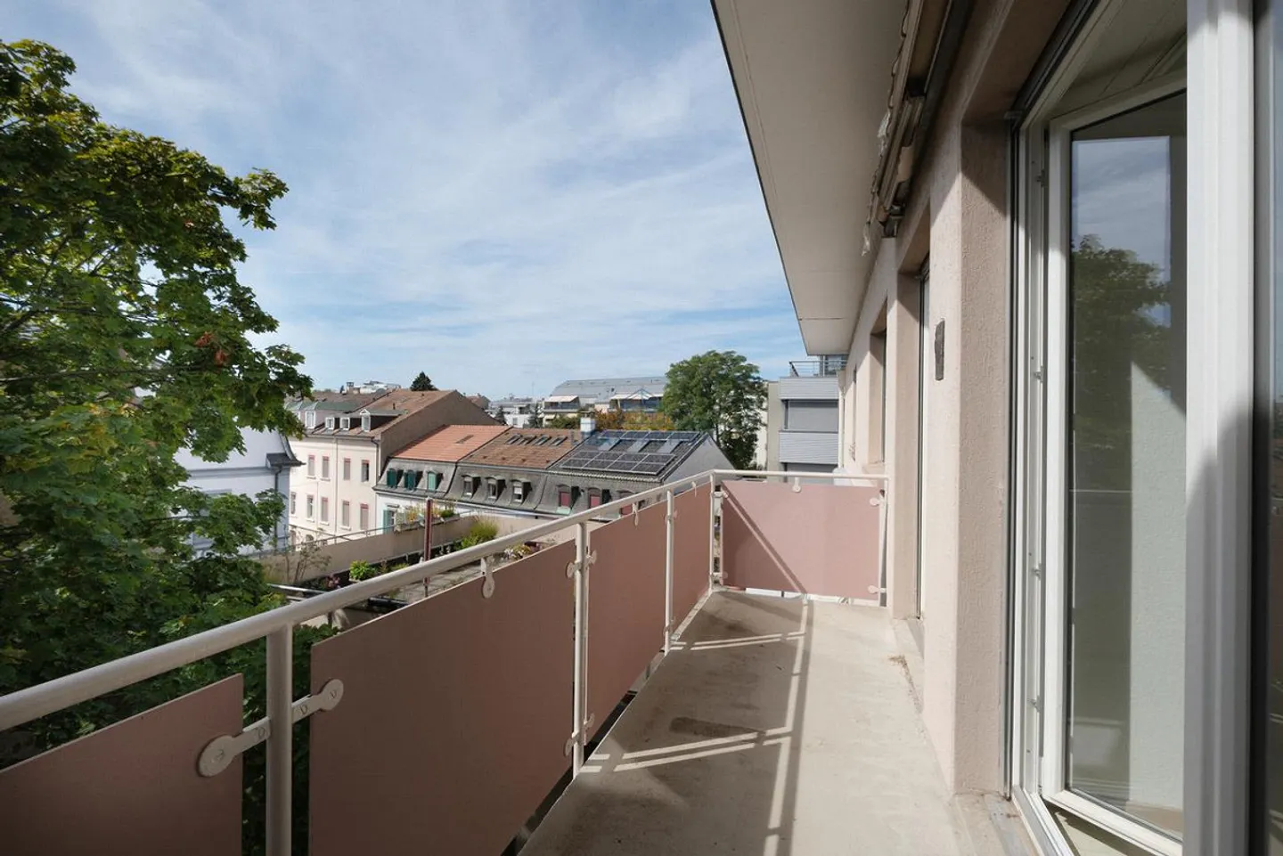 Spacious Apartment with Balconies - Photo 4 of 13