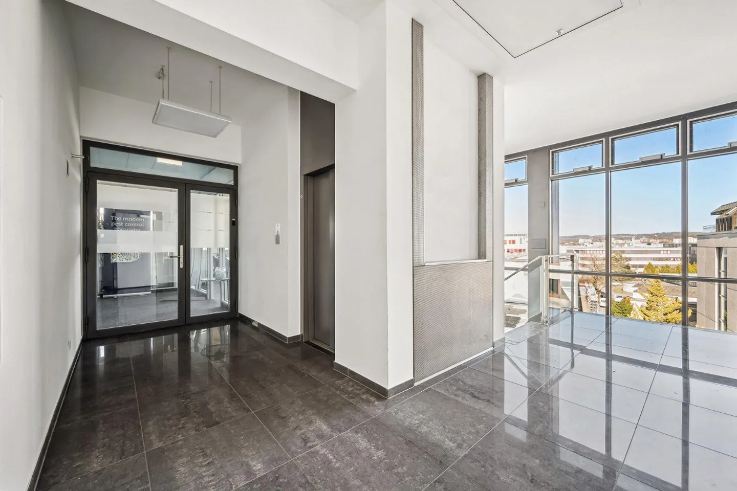 Spazio ufficio centrale con struttura flessibile - Foto 10 di 11