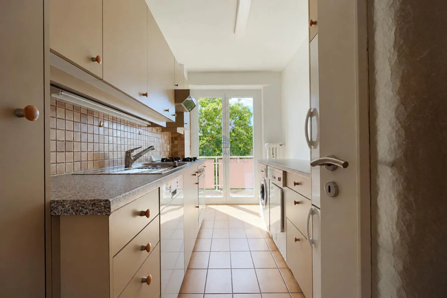 Spacious Apartment with Balconies - Photo 6 of 13