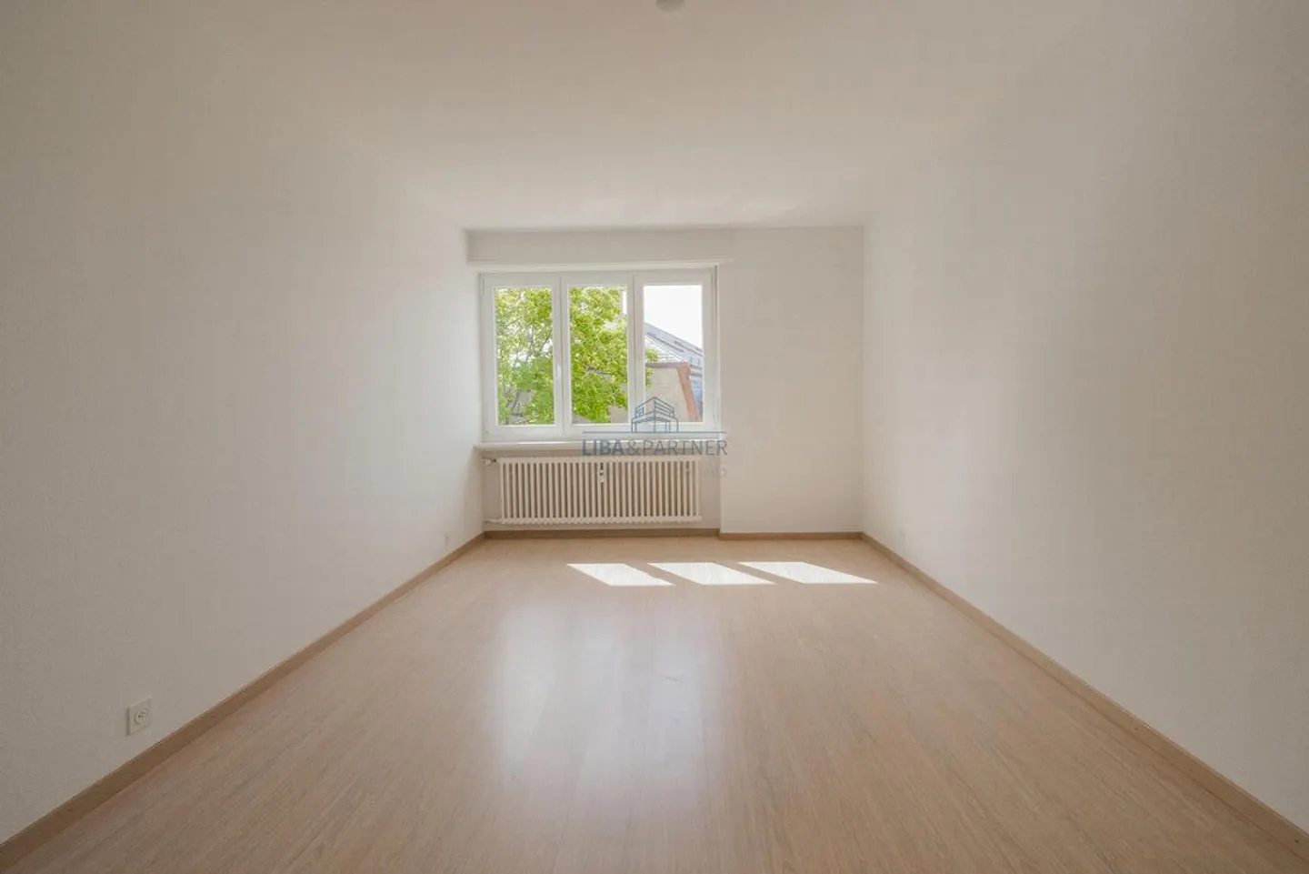 Spacious Apartment with Balconies - Photo 10 of 13