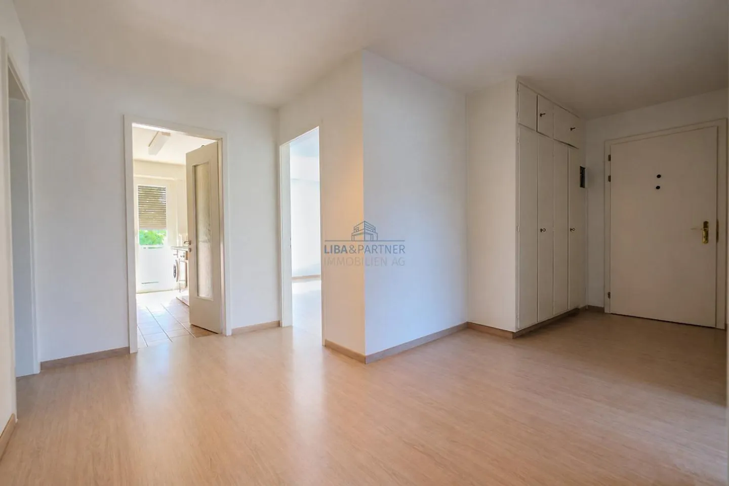 Spacious Apartment with Balconies - Photo 2 of 13