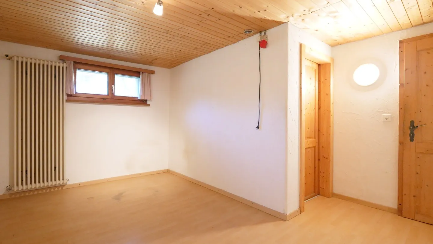 5 1/2-Room Single-Family House with Great Expansion and Development Potential - Photo 11 of 21