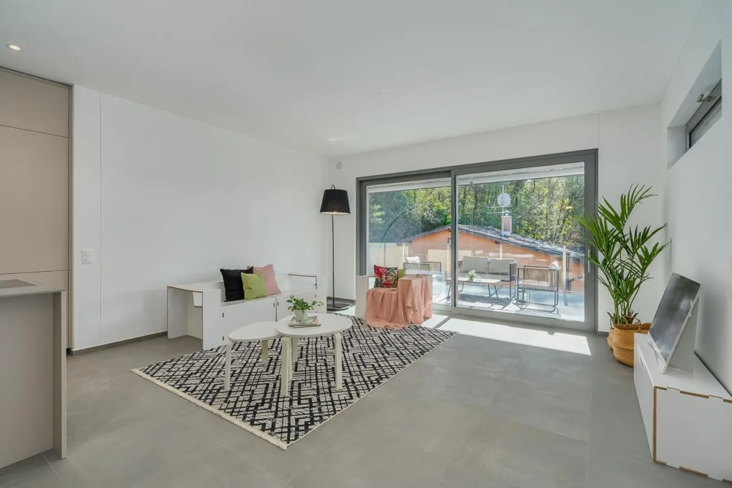 PREGASSONA · ELEGANT 4½-ROOM GROUND-FLOOR APARTMENT WITH GARDEN - Photo 2 of 10