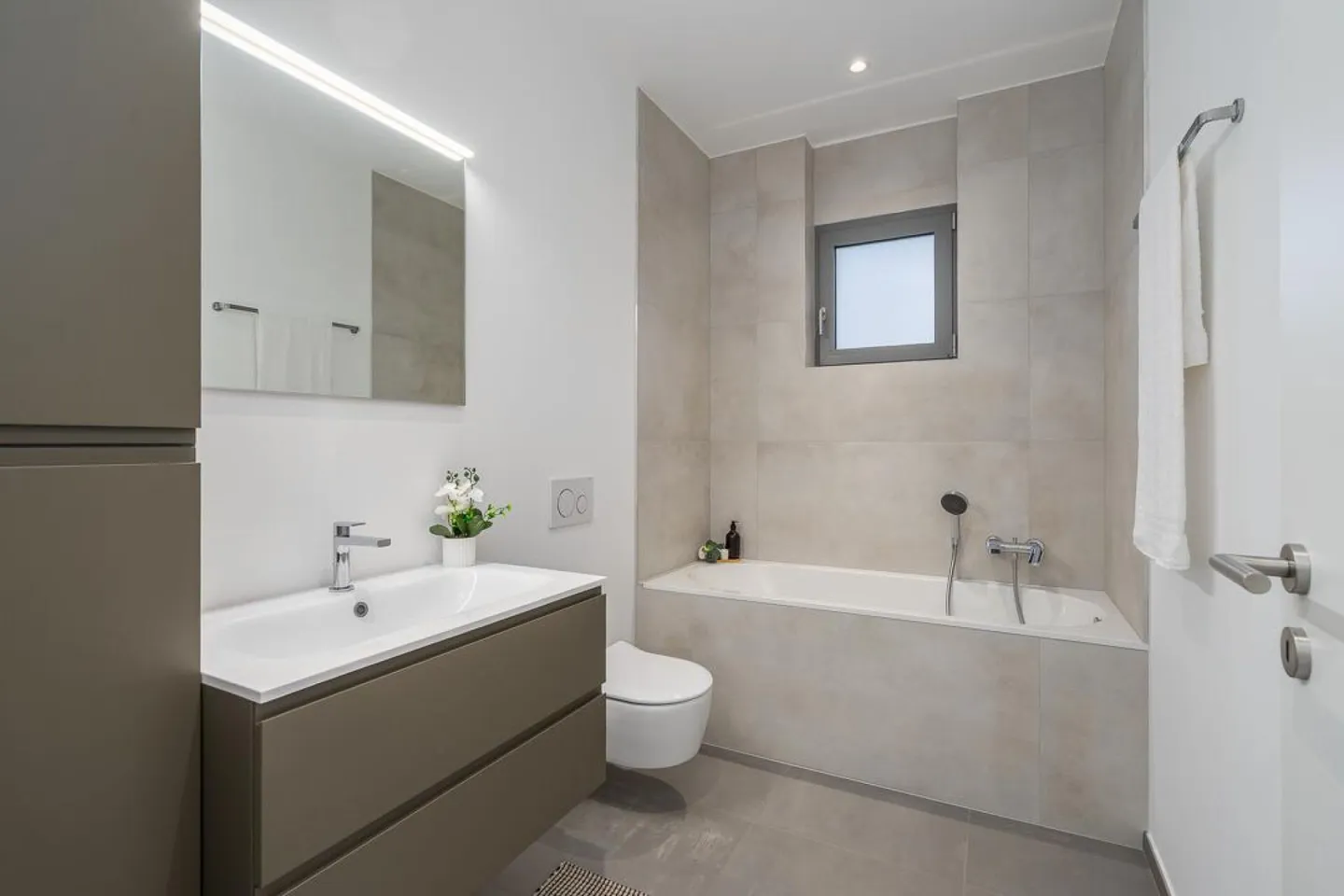 PREGASSONA · ELEGANT 4½-ROOM GROUND-FLOOR APARTMENT WITH GARDEN - Photo 7 of 10