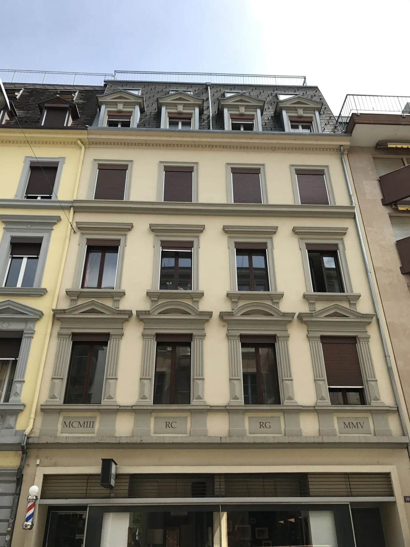 Incantevole appartamento in un edificio storico con 2 terrazze a Biel - Foto 1 di 9