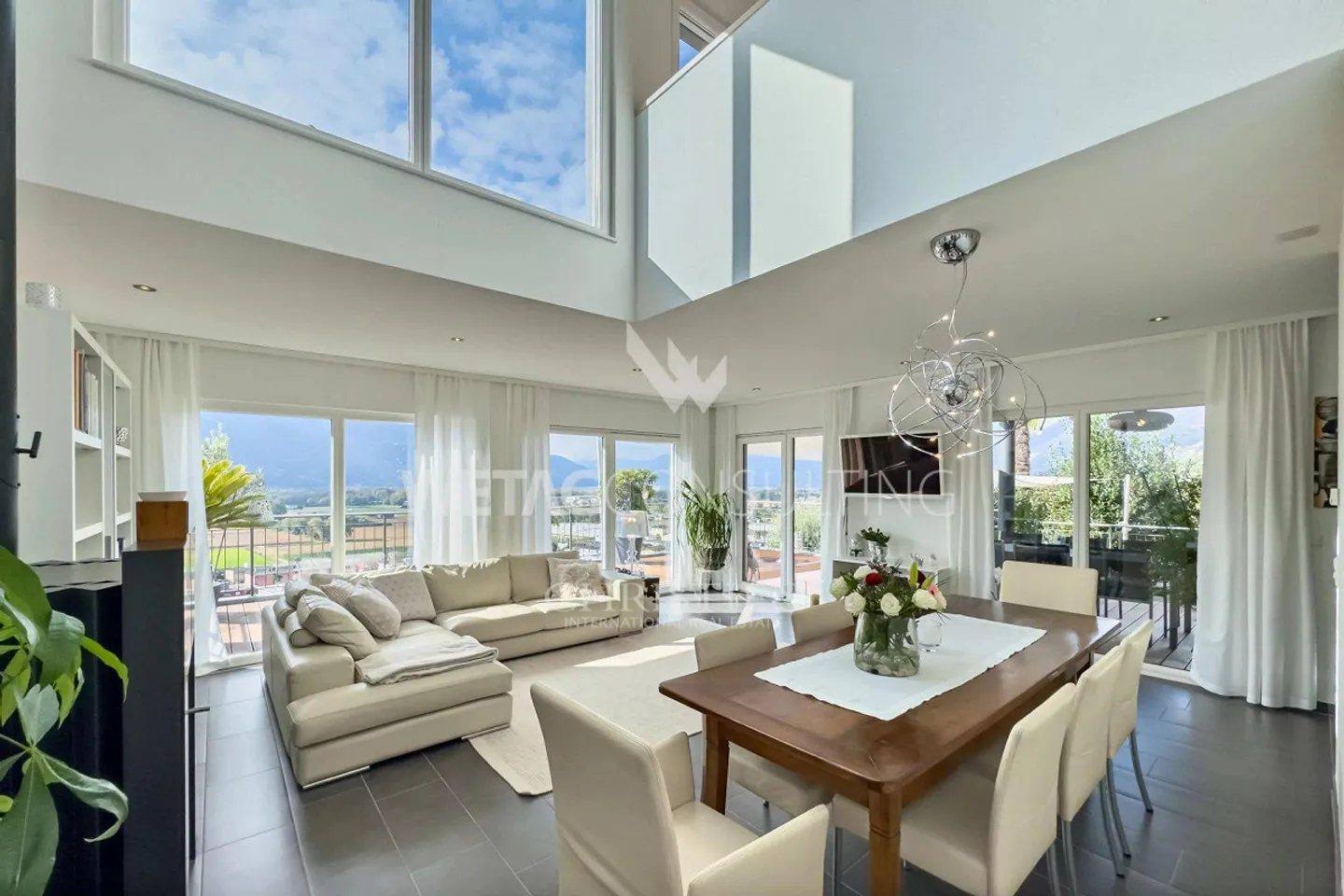 Modern villa with large terraces, panoramic views & garden for sale in Gordola - Photo 3 of 13