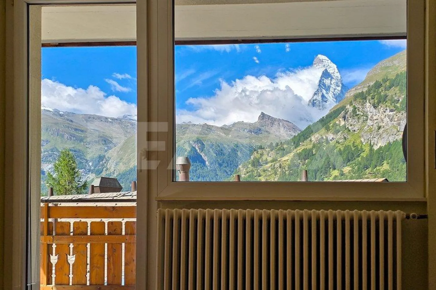 Sunny 3.5-room apartment with Matterhorn view in Zermatt - Photo 1 of 13