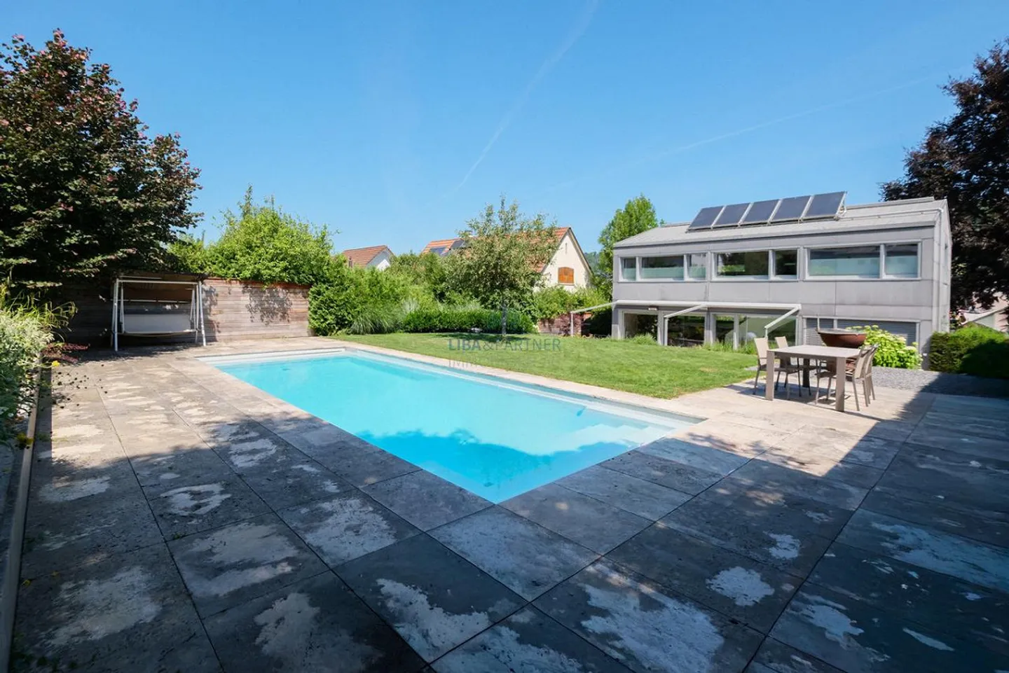 Maison familiale moderne avec piscine - Photo 1 sur 13