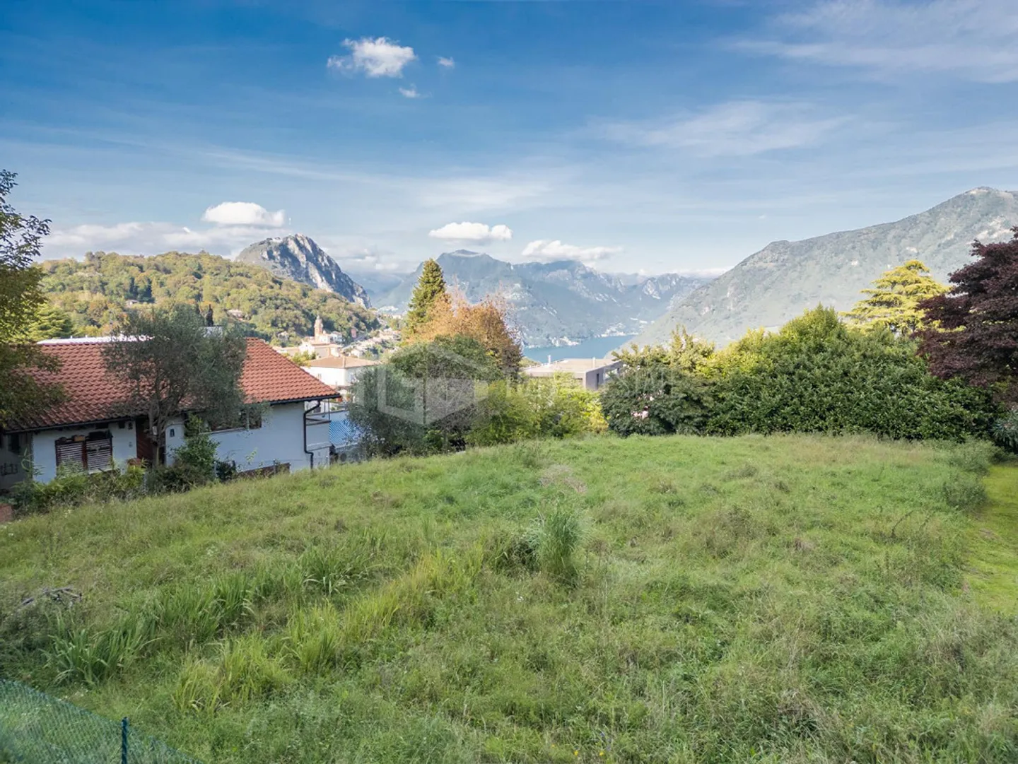 Terreno edificabile con vista parziale sul lago e superficie piana - Foto 1 di 1