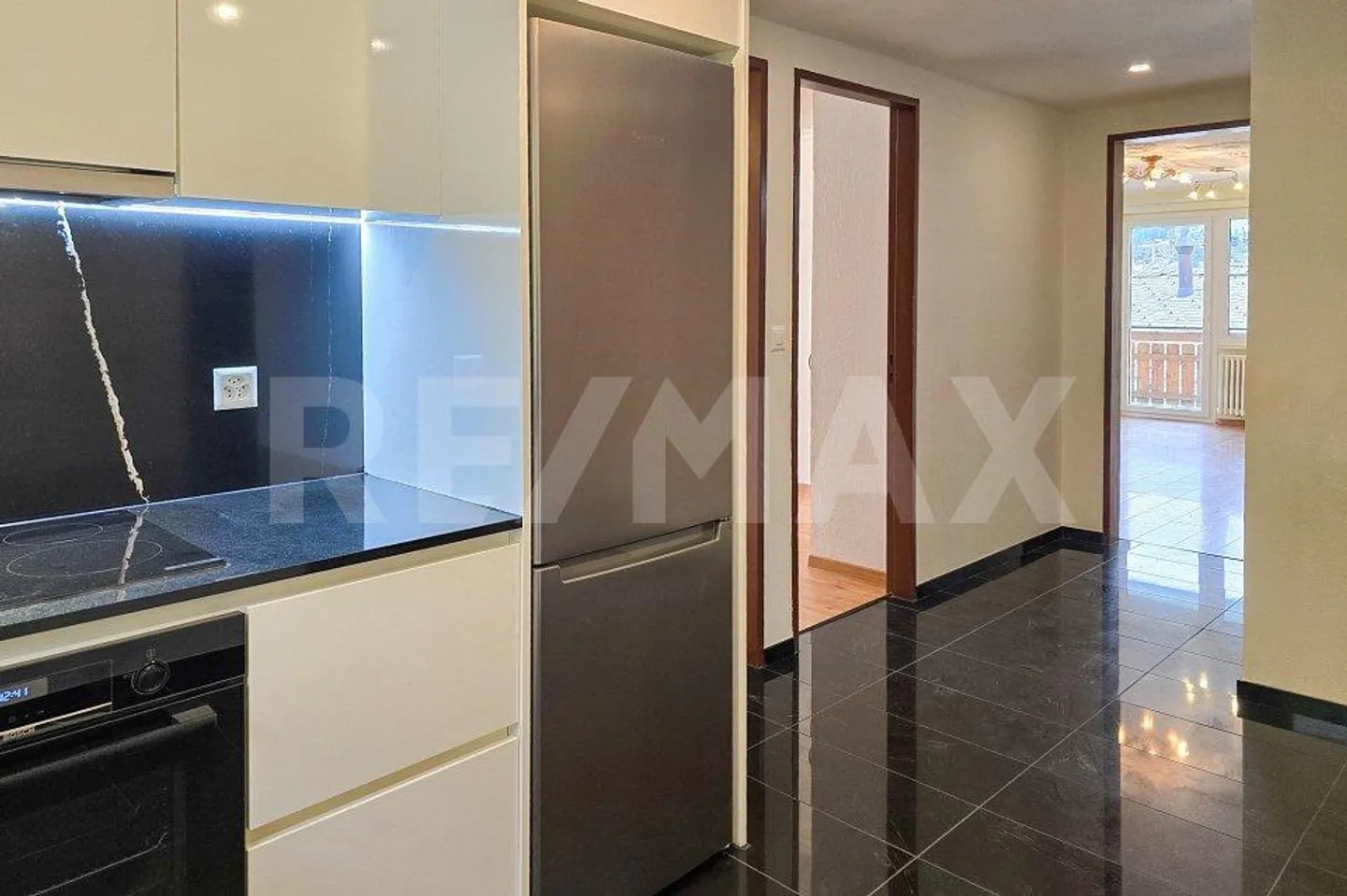 Sunny 3.5-room apartment with Matterhorn view in Zermatt - Photo 9 of 13