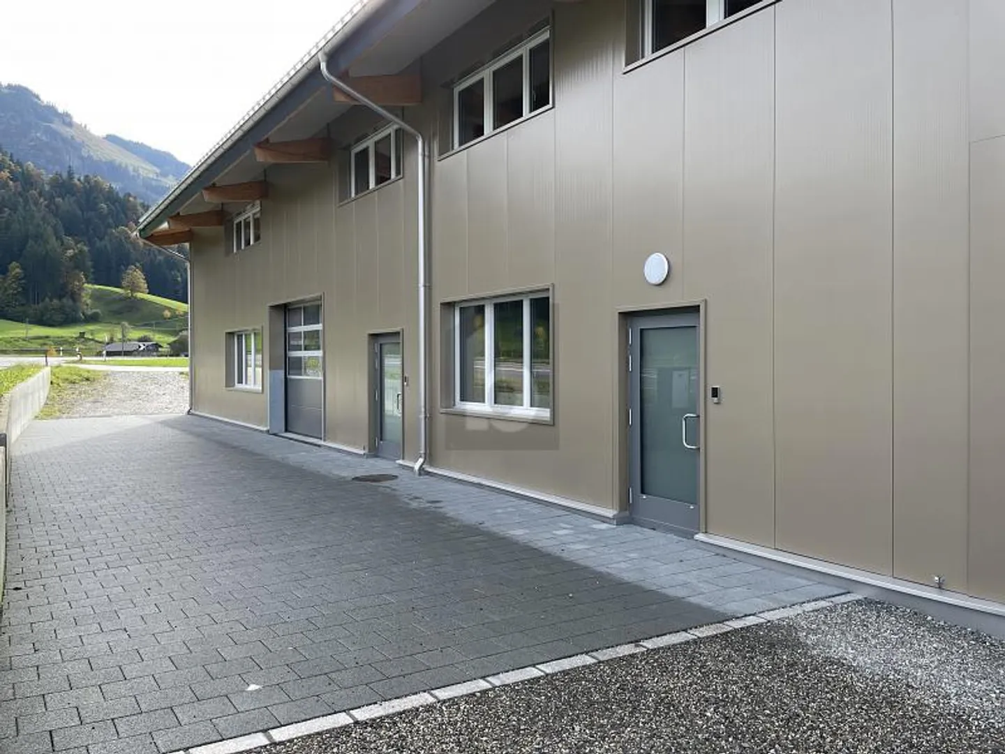 Nouveau bâtiment pour des besoins sur mesure - Photo 1 sur 6