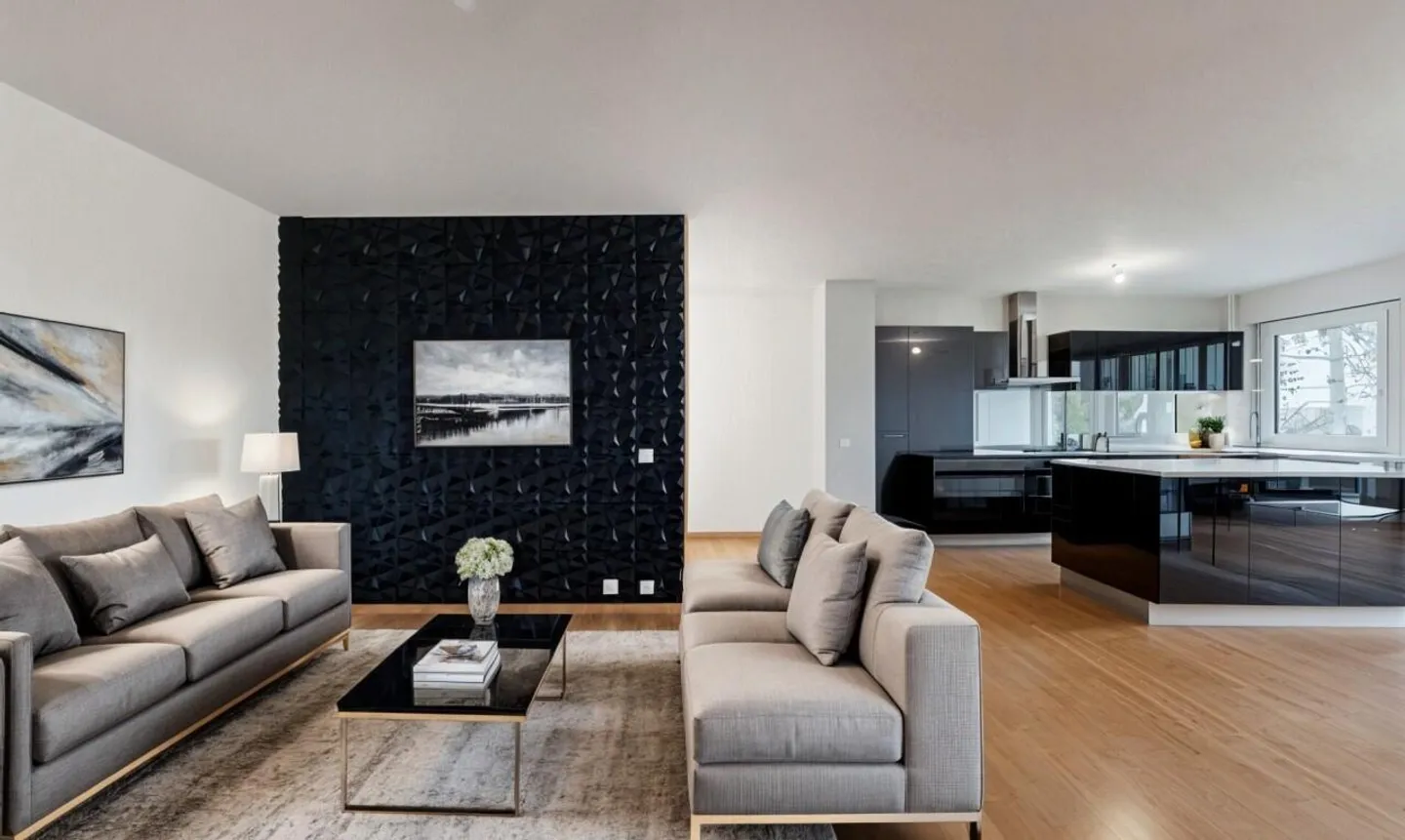 Renovated and cross-through apartment, ideally located - Photo 2 of 8