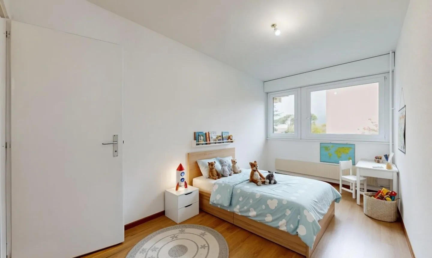 Renovated and cross-through apartment, ideally located - Photo 5 of 8