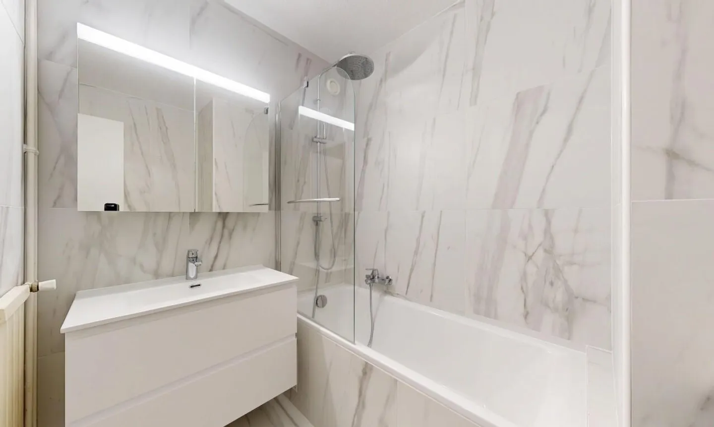 Renovated and cross-through apartment, ideally located - Photo 7 of 8