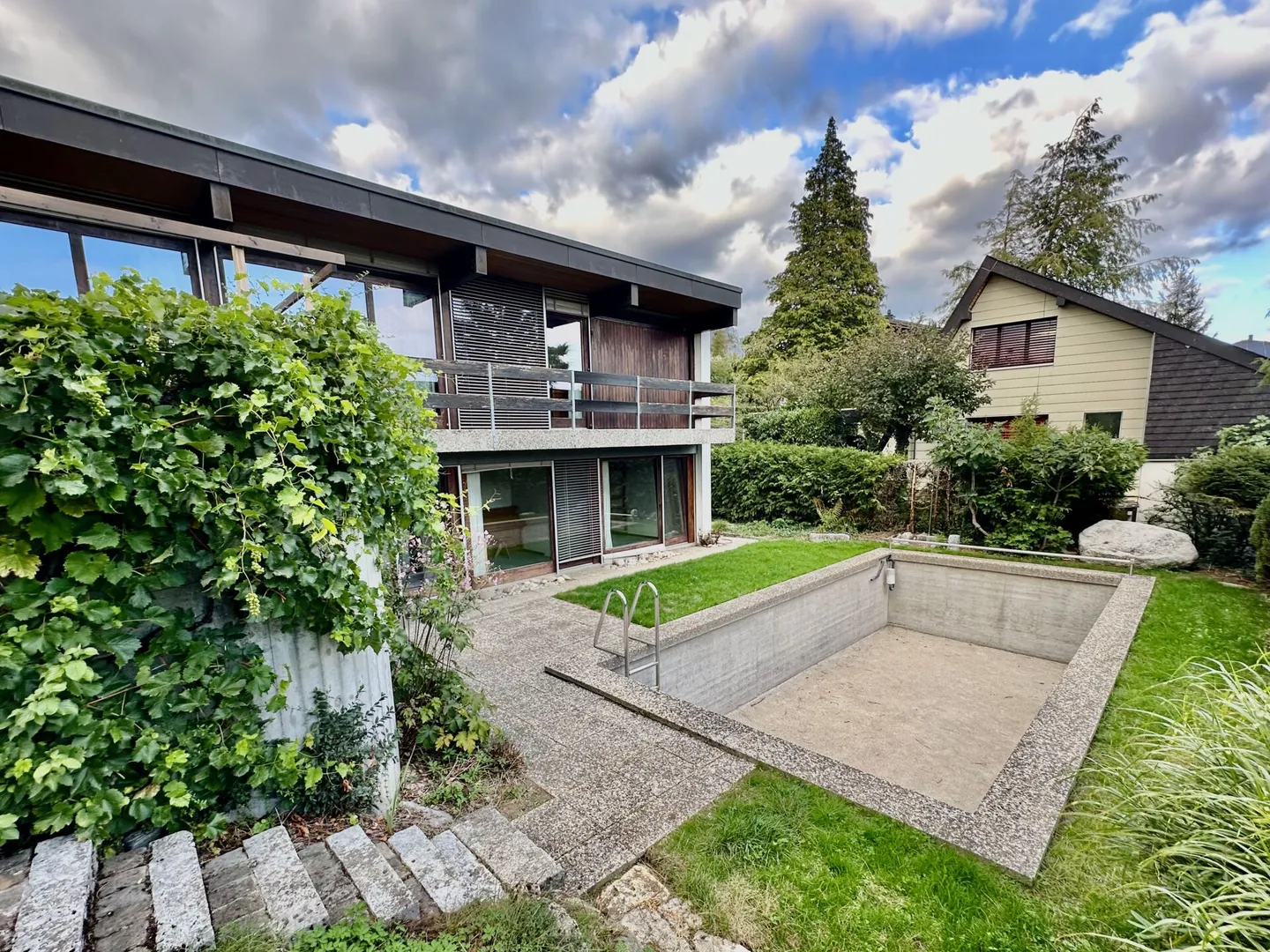 Detached 7-room single-family house with pool and panoramic view - Photo 1 of 15