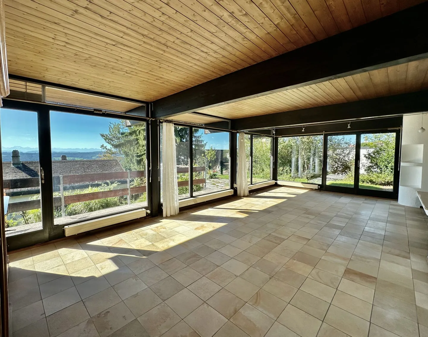 Detached 7-room single-family house with pool and panoramic view - Photo 3 of 15