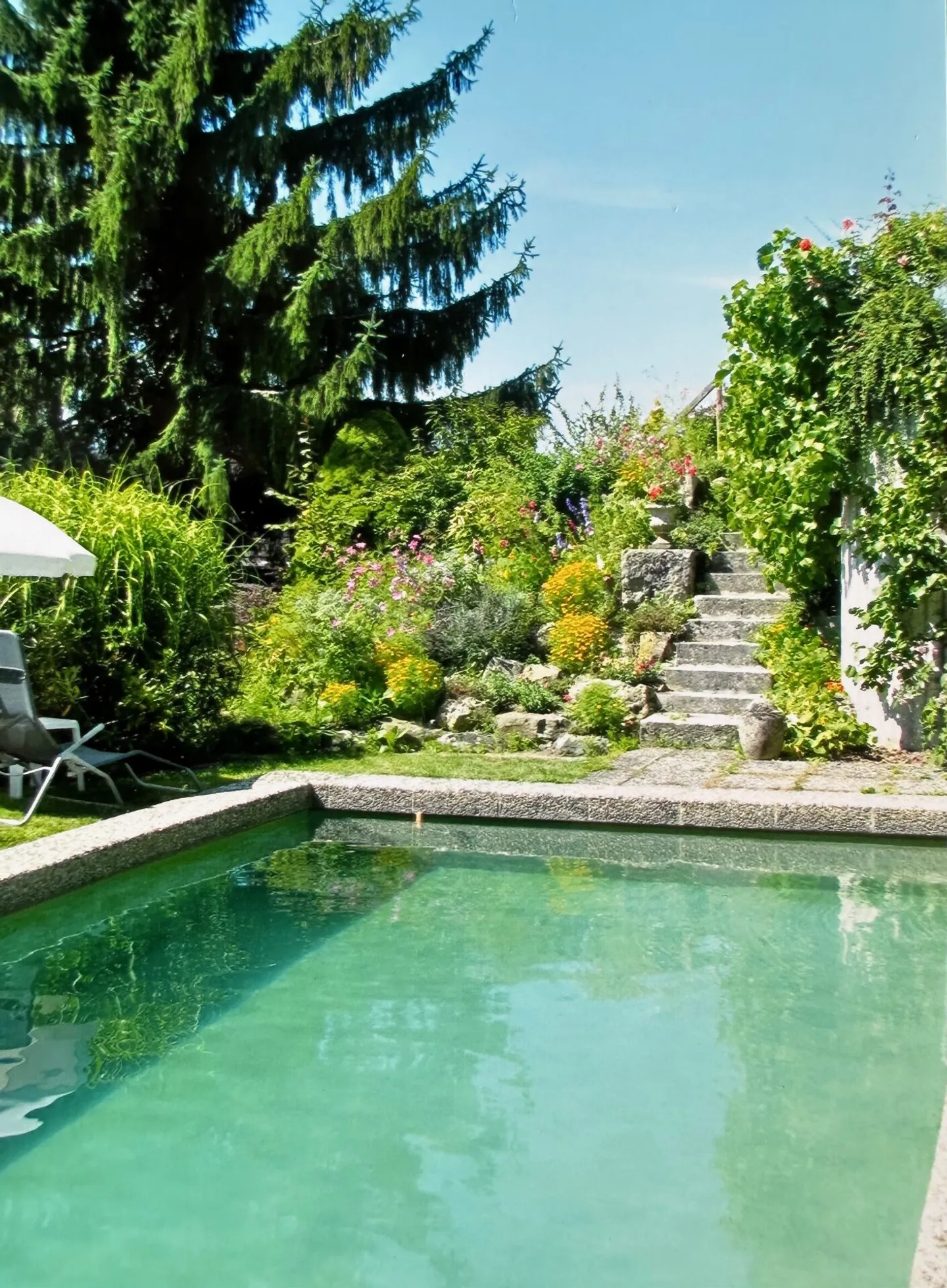 Detached 7-room single-family house with pool and panoramic view - Photo 14 of 15
