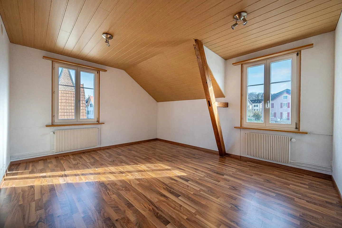 Maison à deux familles avec potentiel - Photo 7 sur 26