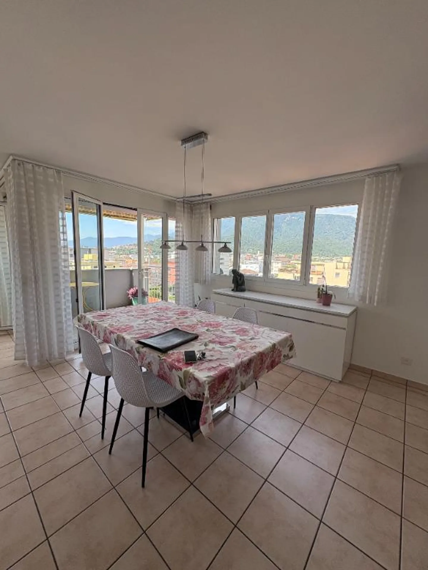 «Elegant 3.5 -room apartment with panoramic views, a stone's throw from the heart of Locarno» - Foto 2 di 10