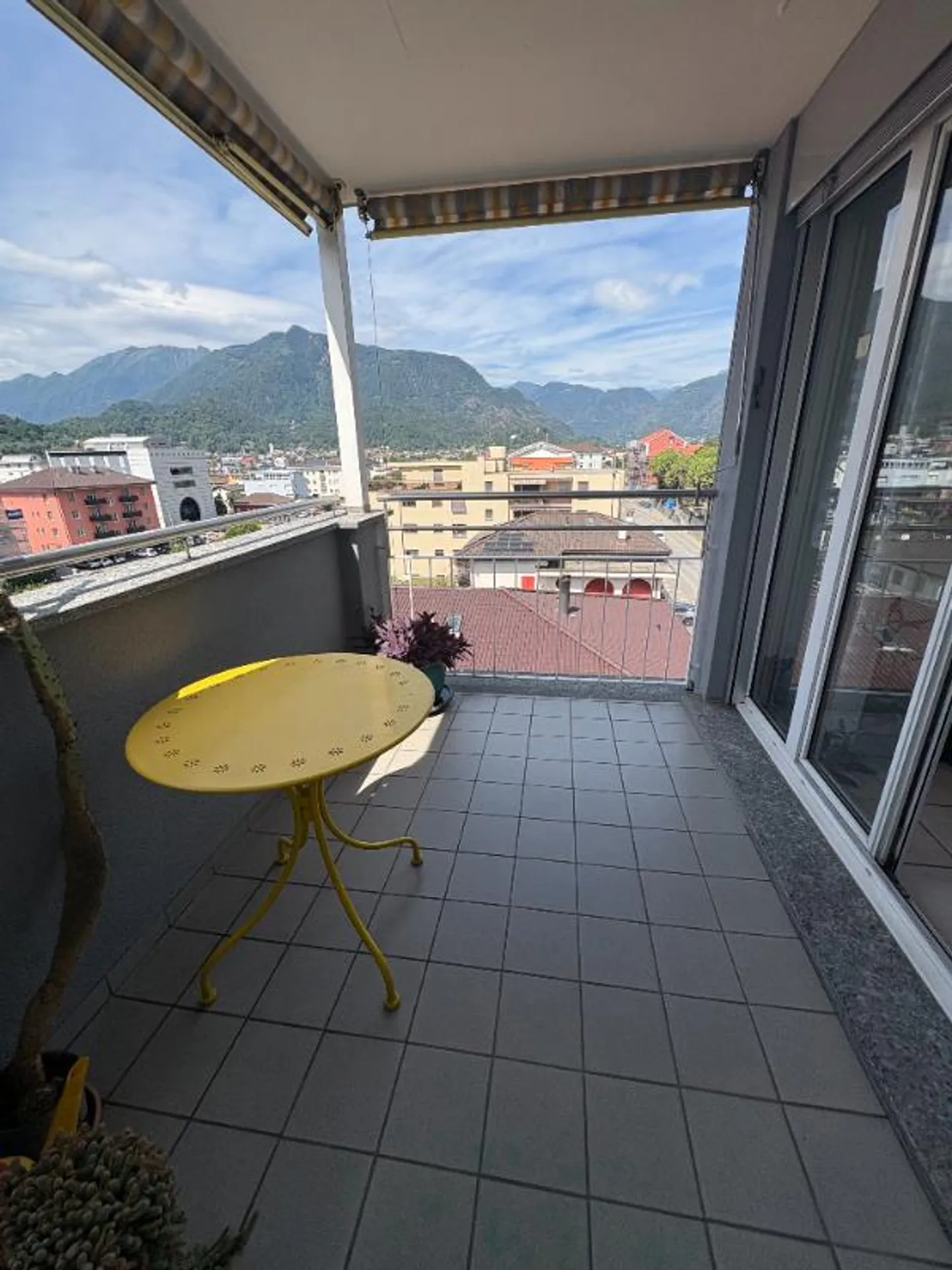 «Elegant 3.5 -room apartment with panoramic views, a stone's throw from the heart of Locarno» - Foto 9 di 10