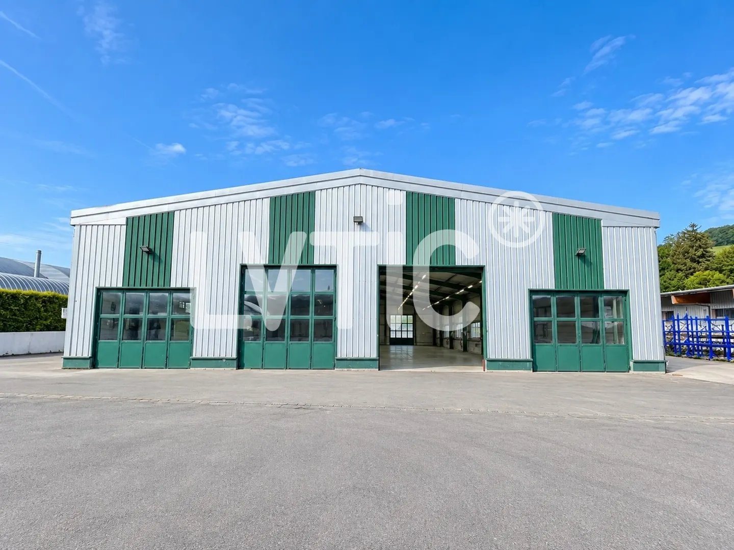 Industrial building of 2100 m2 on a plot of 4700 m2 for rent in Moudon - Photo 2 of 16