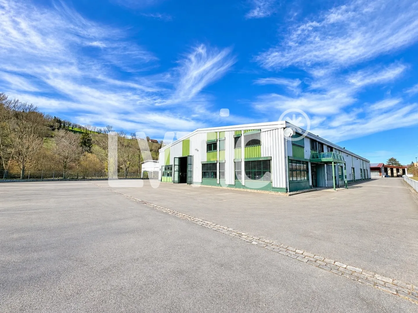 Industrial building of 2100 m2 on a plot of 4700 m2 for rent in Moudon - Photo 4 of 16