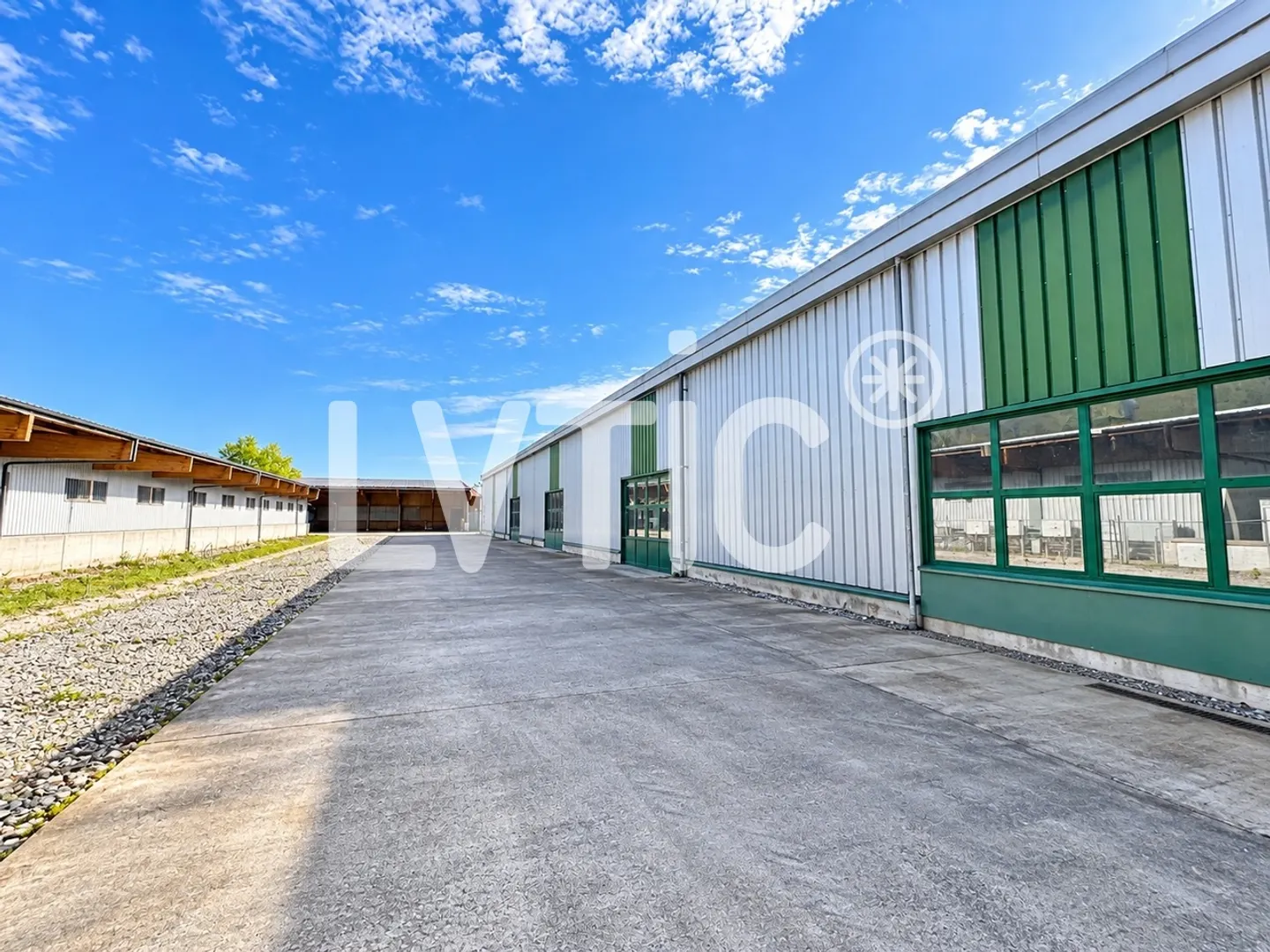 Industrial building of 2100 m2 on a plot of 4700 m2 for rent in Moudon - Photo 6 of 16