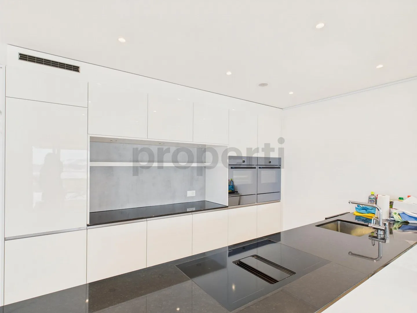 Modern 2.5-room apartment with large terrace in Waldegg near Uitikon - Photo 4 of 14