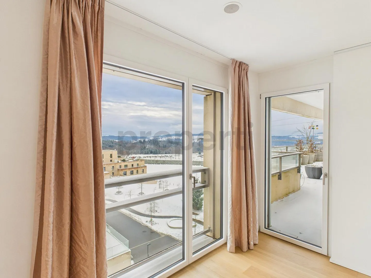 Modern 2.5-room apartment with large terrace in Waldegg near Uitikon - Photo 8 of 14