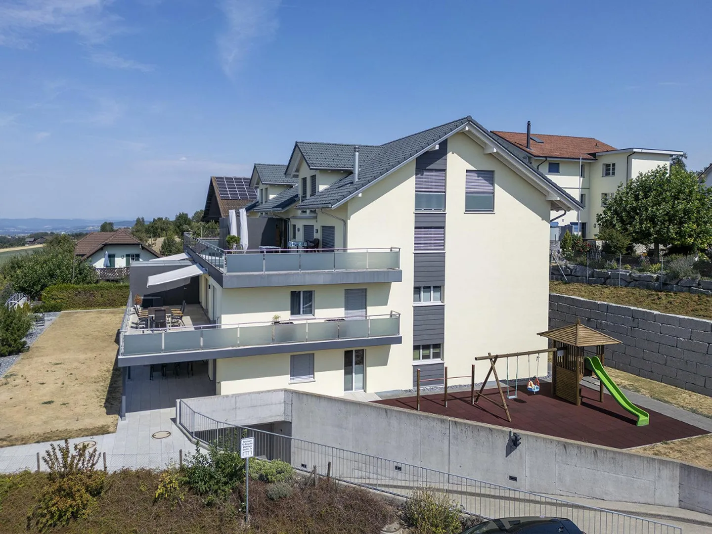 Exklusive 5.5 Zimmer Terrassenwohnung mit Berg- und Panoramasicht - Photo 1 sur 21