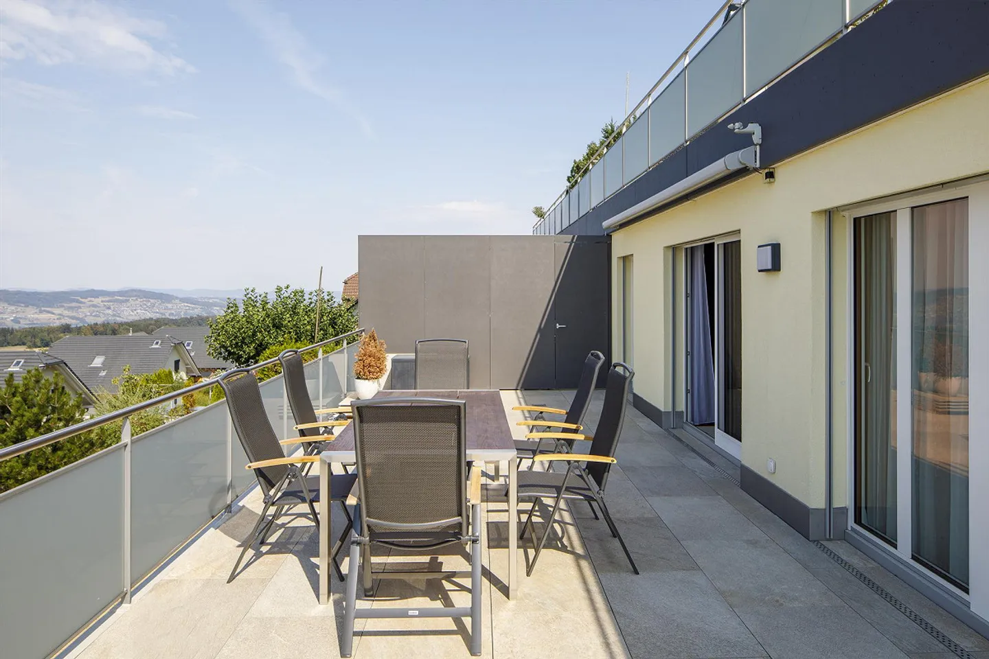 Exklusive 5.5 Zimmer Terrassenwohnung mit Berg- und Panoramasicht - Photo 2 sur 21