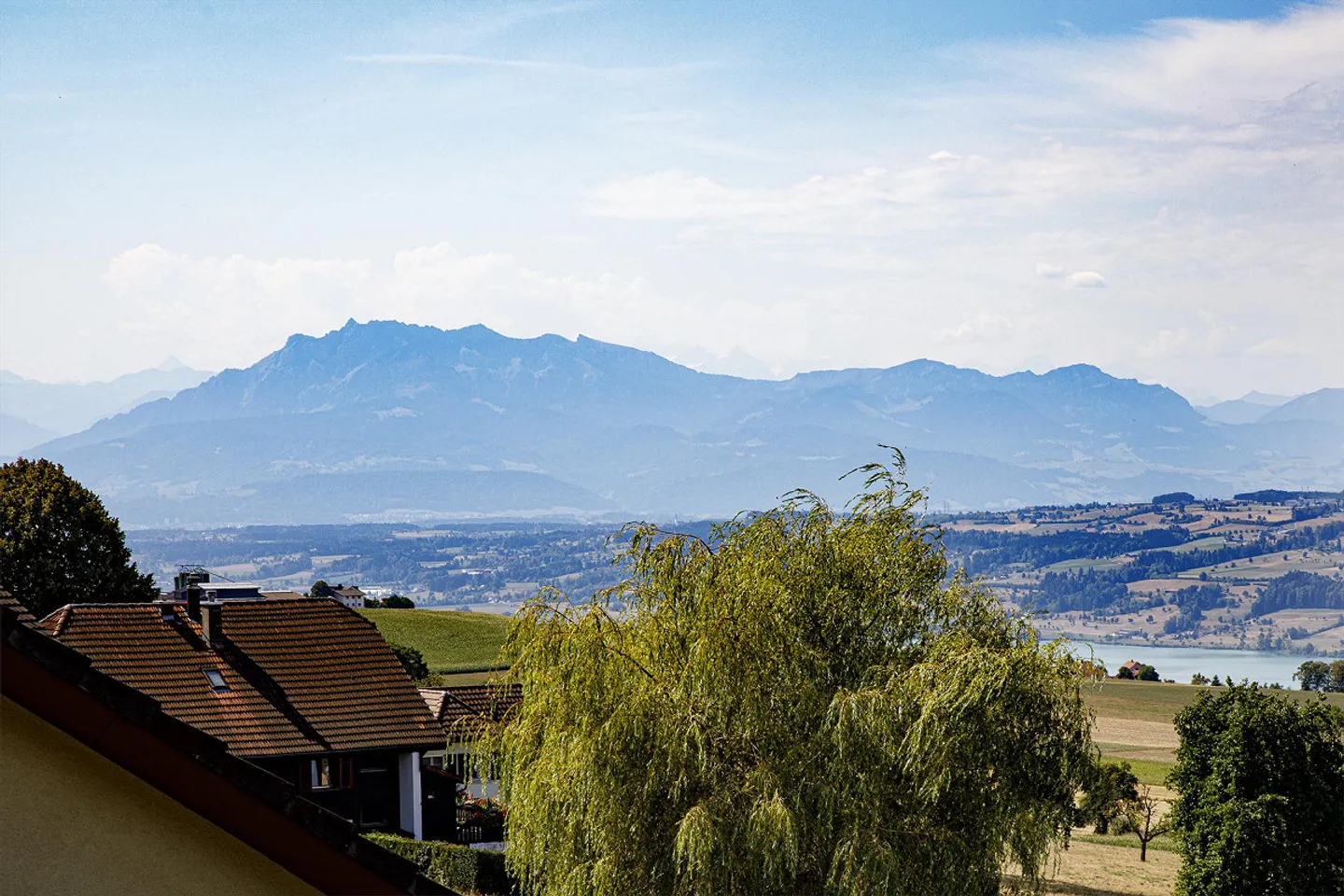 Exklusive 5.5 Zimmer Terrassenwohnung mit Berg- und Panoramasicht - Photo 3 sur 21
