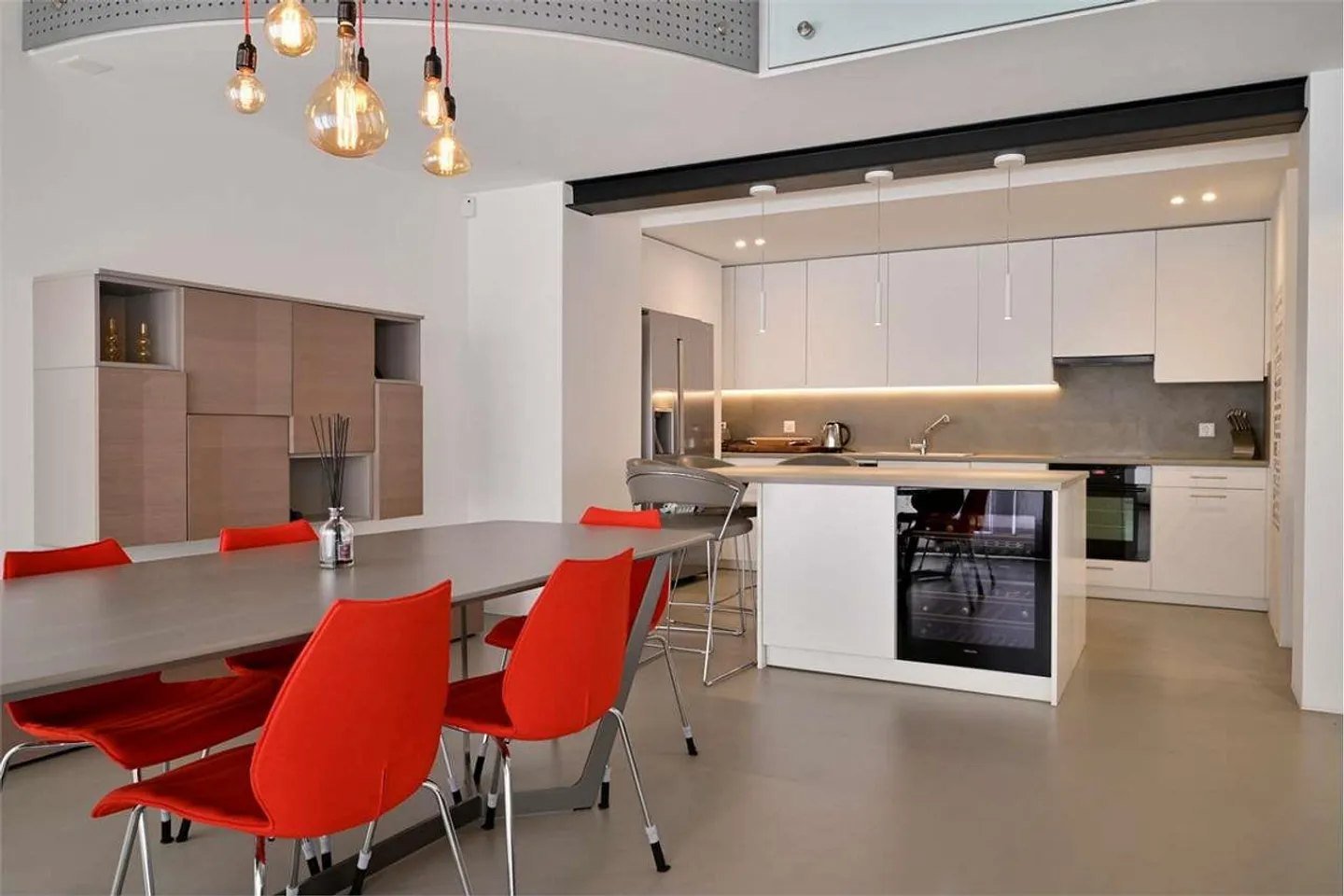 Élégance et modernité : maison jumelée rénovée - Photo 2 sur 13