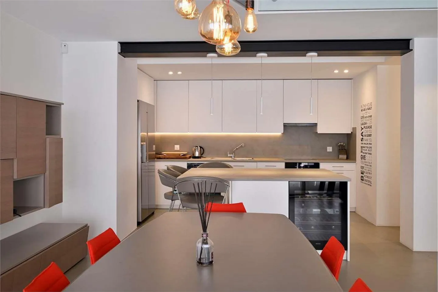Élégance et modernité : maison jumelée rénovée - Photo 4 sur 13