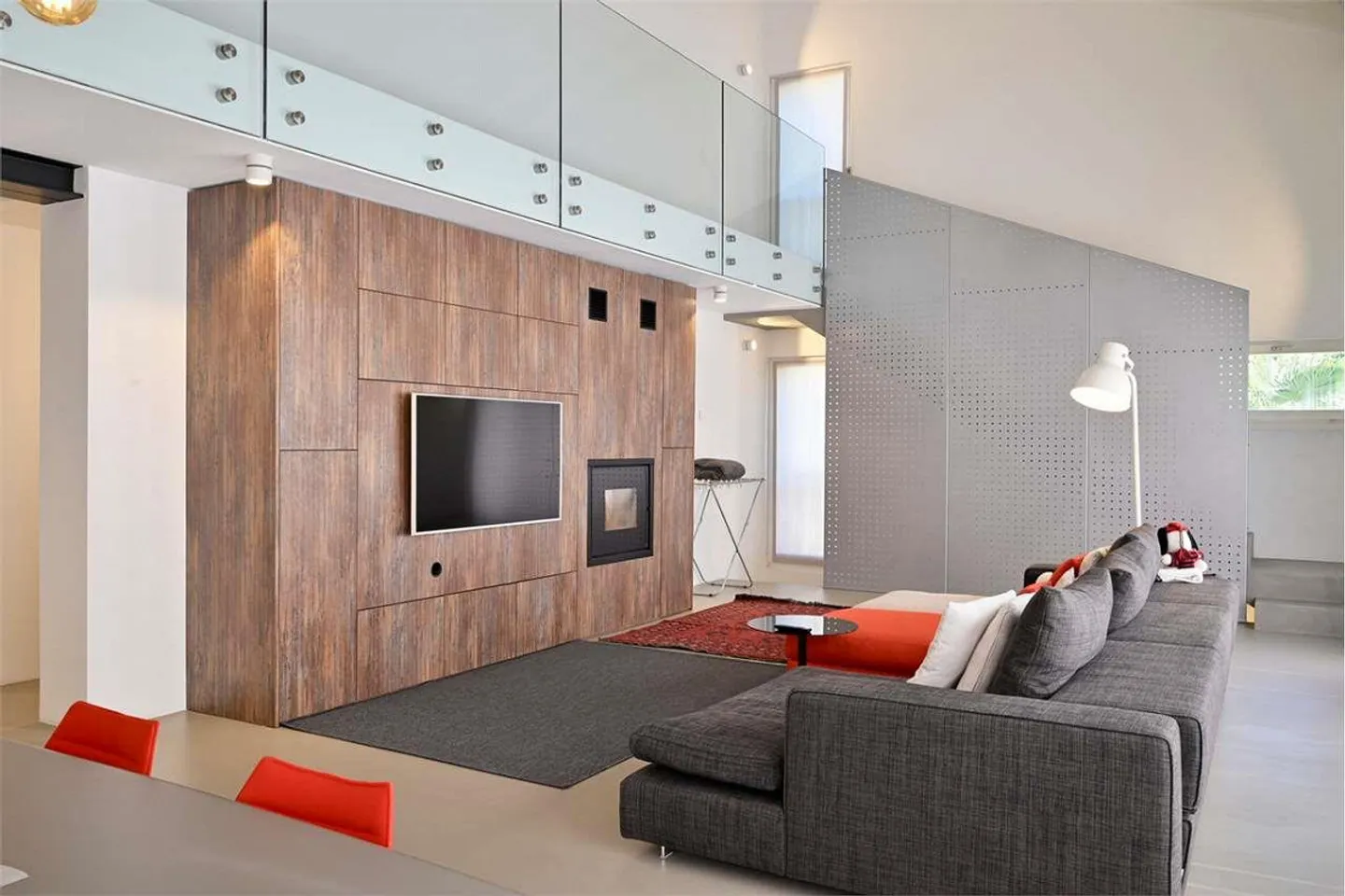 Élégance et modernité : maison jumelée rénovée - Photo 3 sur 13