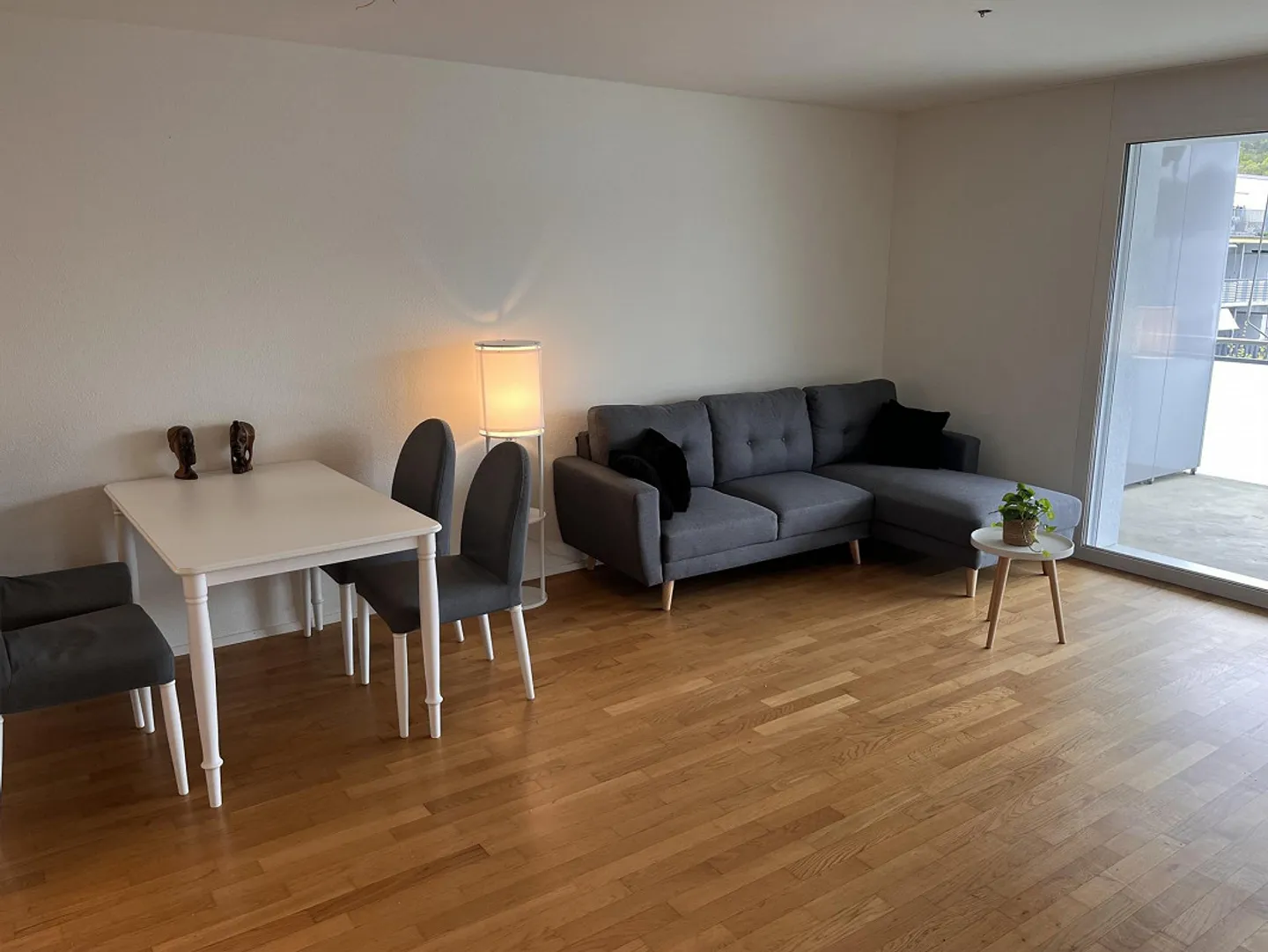 Beautiful 2.5 Room Apartment with Spacious Patio - Photo 2 of 3