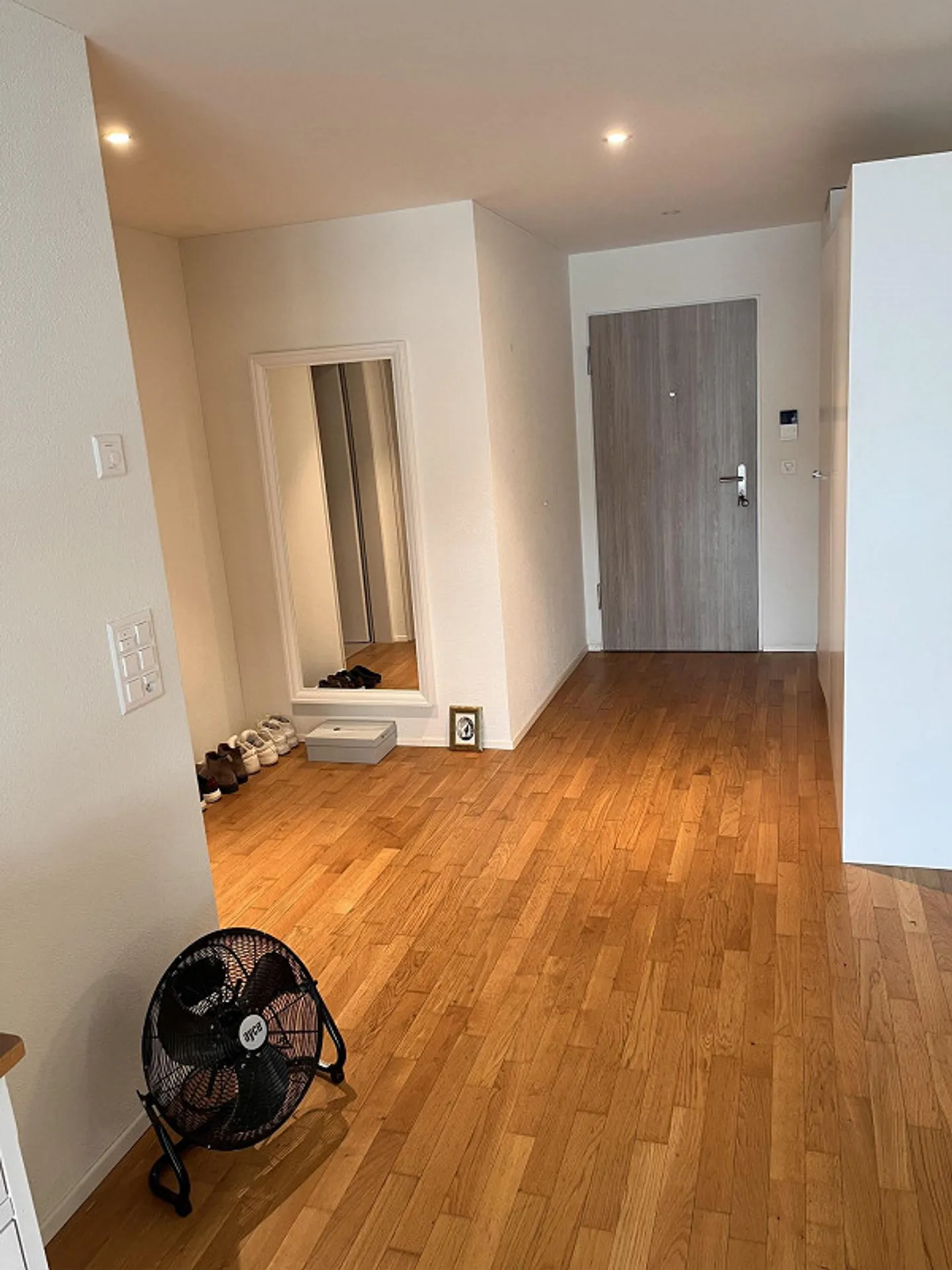 Beautiful 2.5 Room Apartment with Spacious Patio - Photo 3 of 3