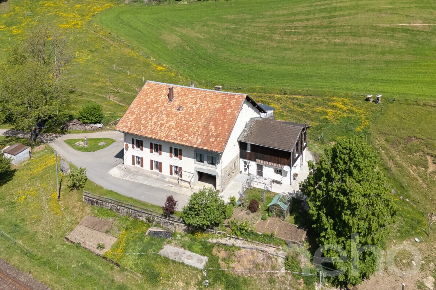 Les Bayards: Ehemaliger Bauernhof mit Scheune und Wohnungen - Foto 2 von 12