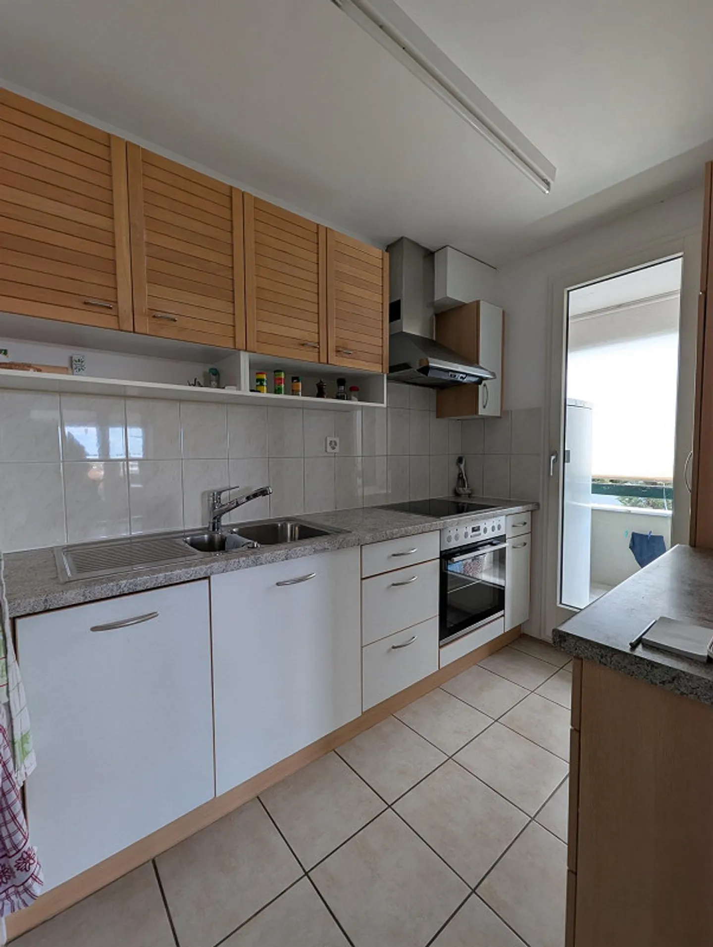 Pretty, bright 4-room apartment with great views (6th floor with elevator) in Arlesheim - Photo 2 of 13