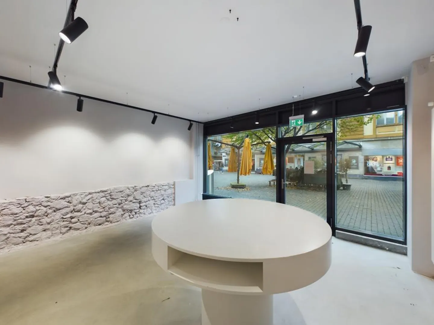 SPAZIO COMMERCIALE MODERNO E IDEALMENTE SITUATO - Foto 4 di 10